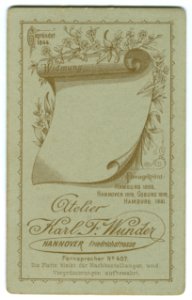 Karl F. Wunder CDV Knabe im Atelier mit retouchierter Kopfstütze vor Wandbehang Fenster Backside