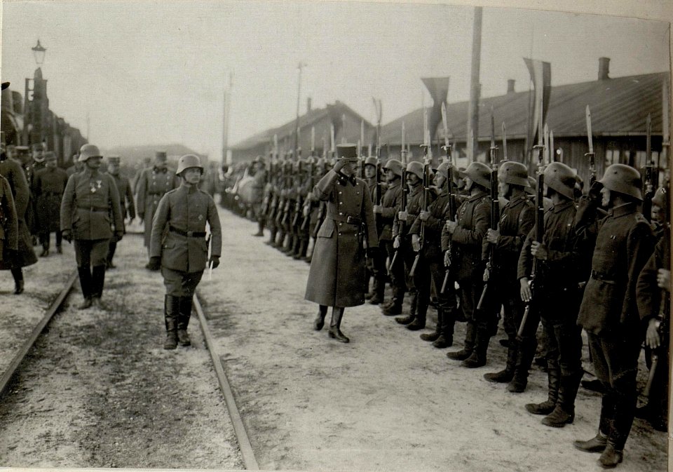 Karl I. besucht die kaiserlich deutsche Südarmee in Chodoriw, 3.5.1917 (BildID 15552639)