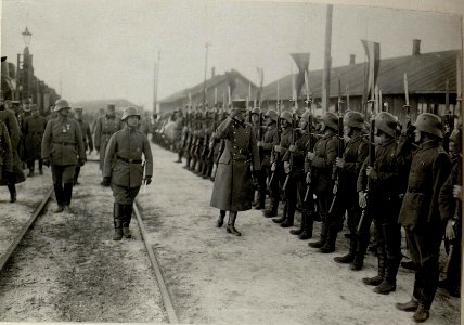 Karl I. besucht die kaiserlich deutsche Südarmee in Chodoriw, 3.5.1917 (BildID 15552639)