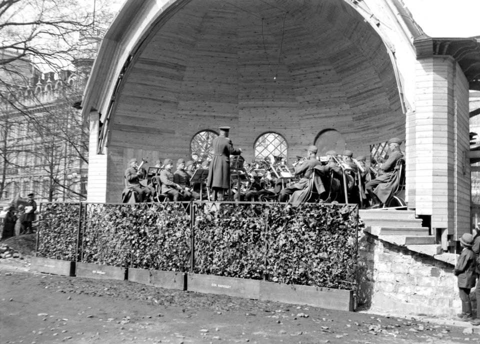 Kappeliesplanaadi, kapellimestari Alexei Apostol johtaa orkesteria Esplanadin soittolavalla. - N2234 (hkm.HKMS000005-000001el)