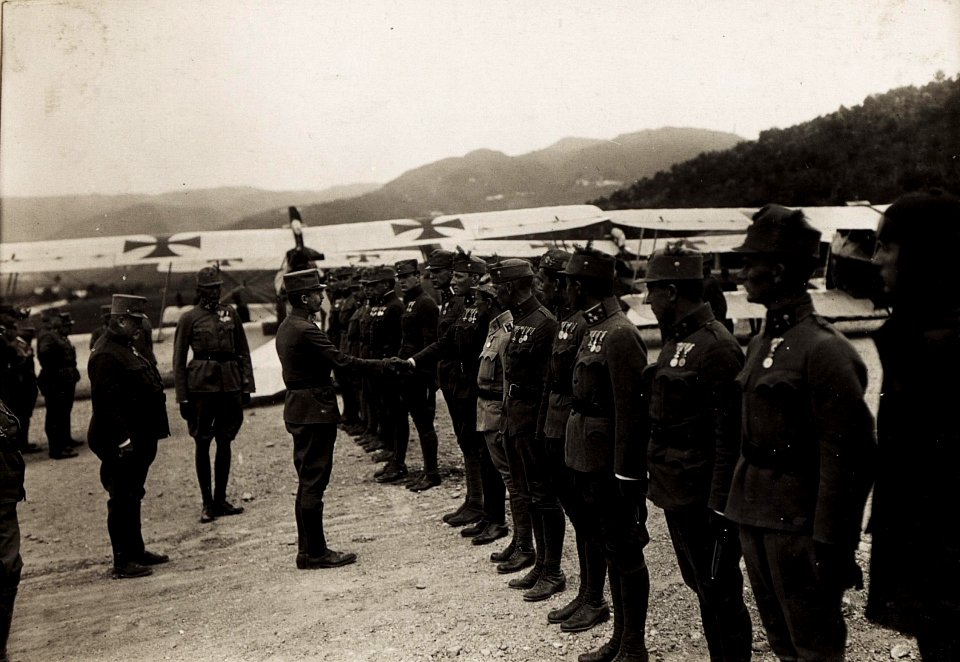 Karl I. bereiste am 26.6.1917 Südtirol. Hier ist er auf dem Feldflugahfen bei Pergine (BildID 15565850)