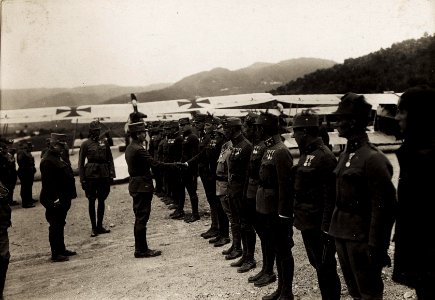 Karl I. bereiste am 26.6.1917 Südtirol. Hier ist er auf dem Feldflugahfen bei Pergine (BildID 15565850)