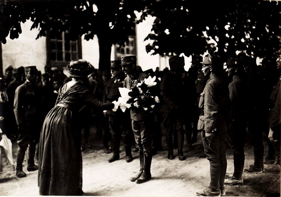 Karl I. besucht am 26.6.1917 die Front in Südtirol. Hier macht er Station in Levico (BildID 15565828)