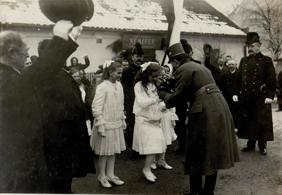 Karl I. in Altbunzlau anlässlich seines Besuches der Lothringer Dragoner, 26.3.1917 (BildID 15551533)