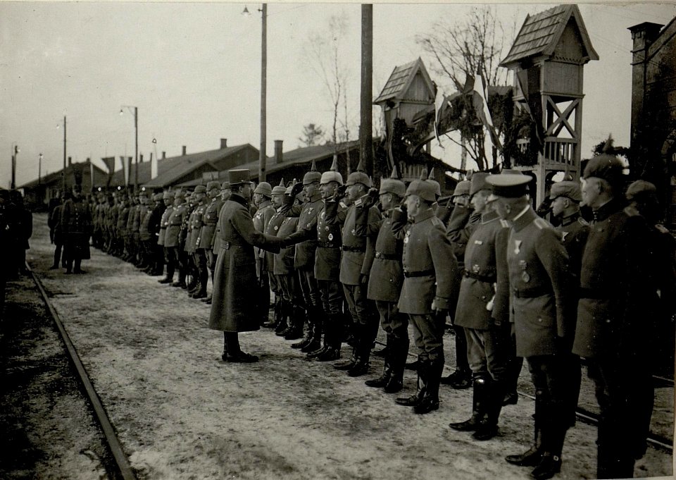 Karl I. besucht die kaiserlich deutsche Südarmee in Chodoriw, 3.5.1917 (BildID 15552653)