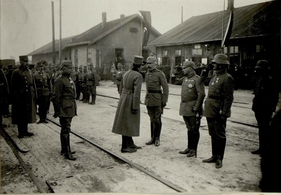 Karl I. besucht die kaiserlich deutsche Südarmee in Chodoriw, 3.5.1917 (BildID 15552618)