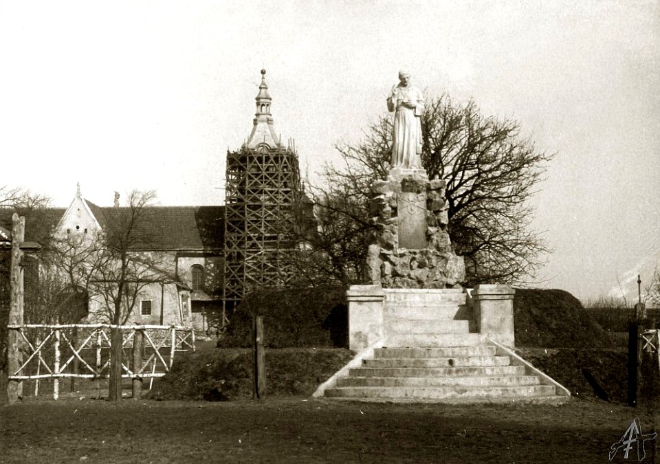 Jędrzejów. Opactwo cystersów, widok od strony południowej, odbudowa wież, 1917