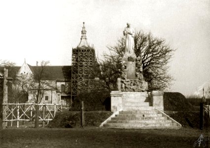 Jędrzejów. Opactwo cystersów, widok od strony południowej, odbudowa wież, 1917