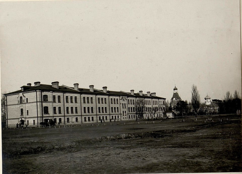 Kaserne in Luck mit der russischen Garnisonkirche. Aufgenommen am 24. November 1915. (BildID 15540888)