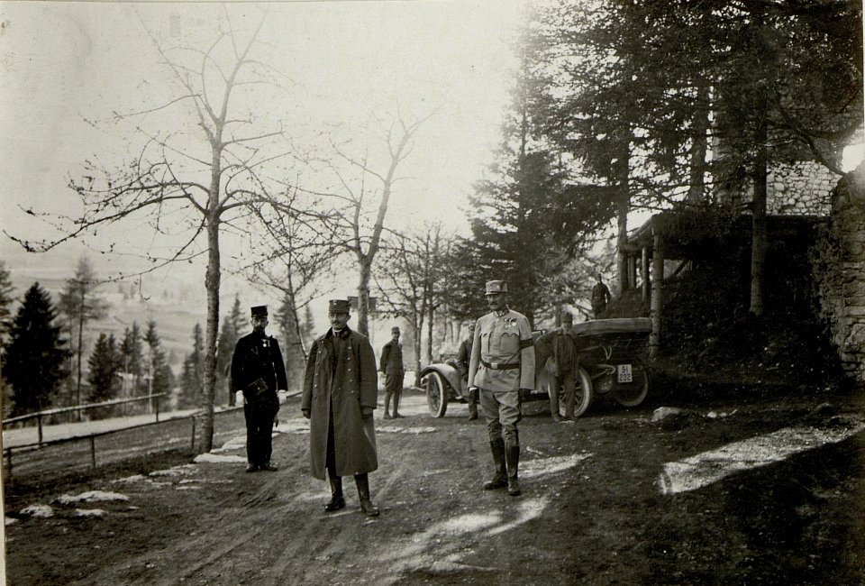Karl I. besucht Folgaria (Vielgereuth), 15.5.1917, rechts von ihm steht der österreichische Verteidigungsminister Alois Schönburg-Hartenstein (BildID 15552926)
