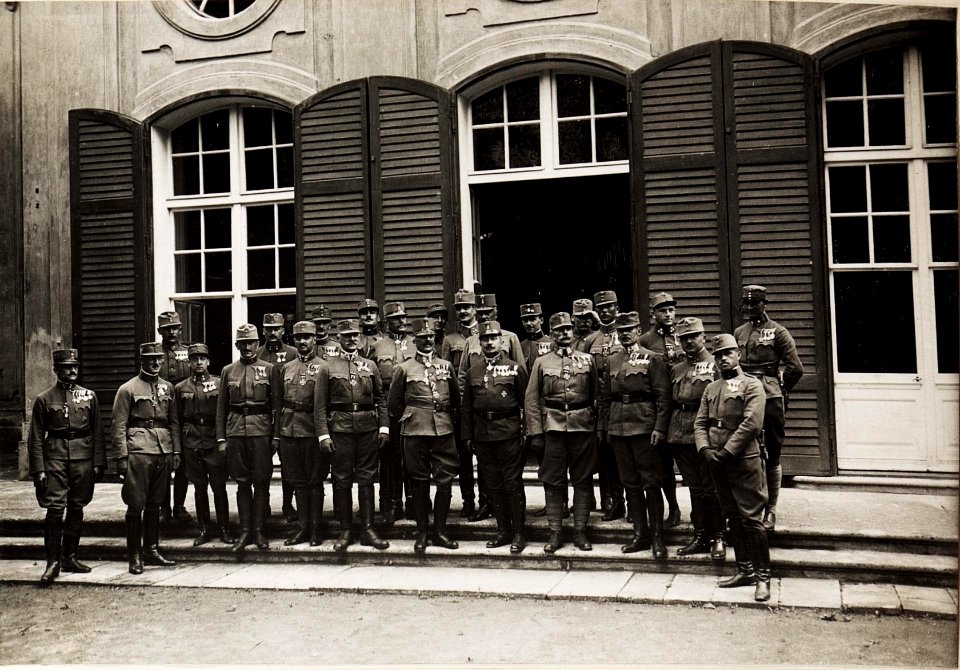 Karl I. überreicht Erzherzog Joseph das Militärverdienstkreuz I. Klasse am 24. Juni 1917, wahrscheinlich in Siebenbürgen (BildID 15566081)