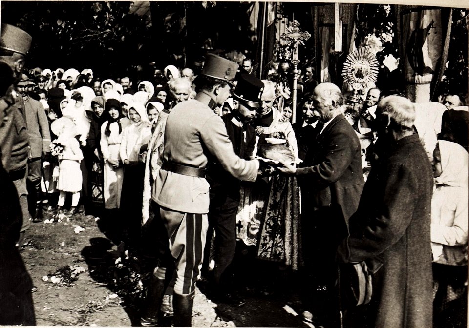 Karl I. besucht Jezierna am 30.7.1917 unmittelbar nach der erfolgreichen Gegenoffensive in Galizien (BildID 15566669)