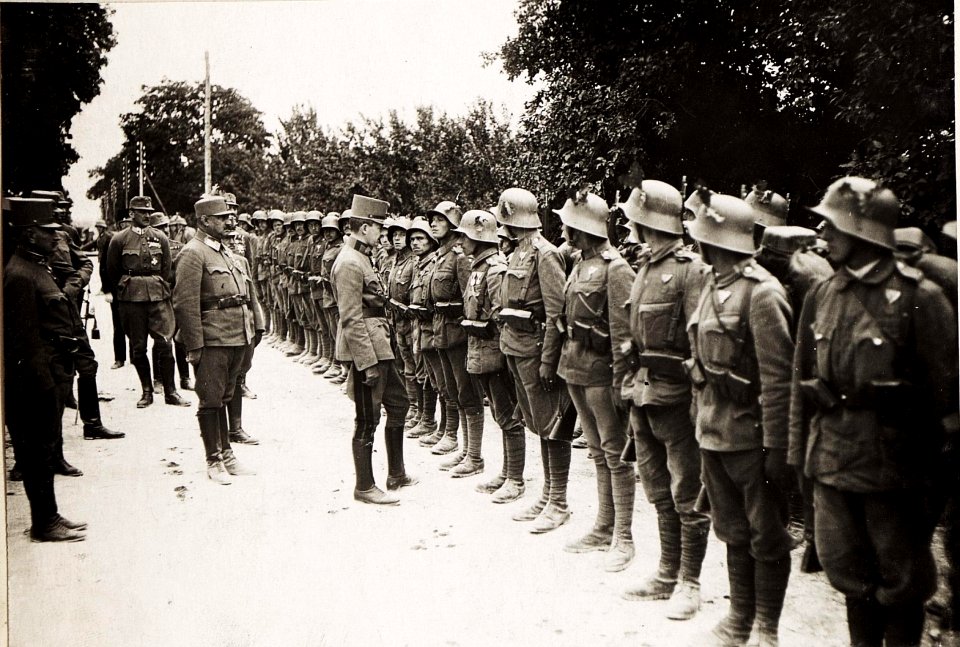 Karl I. in Galizien während der Gegenoffensive, die von Mitte Juli 1917 bis Anfang August andauerte. Bei der Inspektion von Truppen in der Gegend von Busk (BildID 15566326)