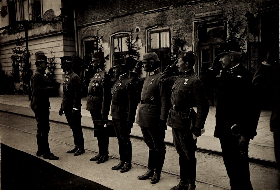 Karl I. in Galizien während der Gegenoffensive, die von Mitte Juli 1917 bis Anfang August andauerte. Hier trifft er am 22. Juli in Busk ein und wird vom Generaloberst Böhm Ermolli begrüßt. (BildID 15566277)