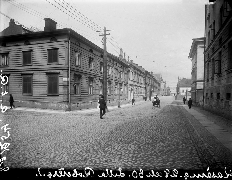 Kasarmikatu 30 - Pieni Roobertinkatu 1. Näkymä Kasarmikadulle - N1254 (hkm.HKMS000005-km0000lzrv)