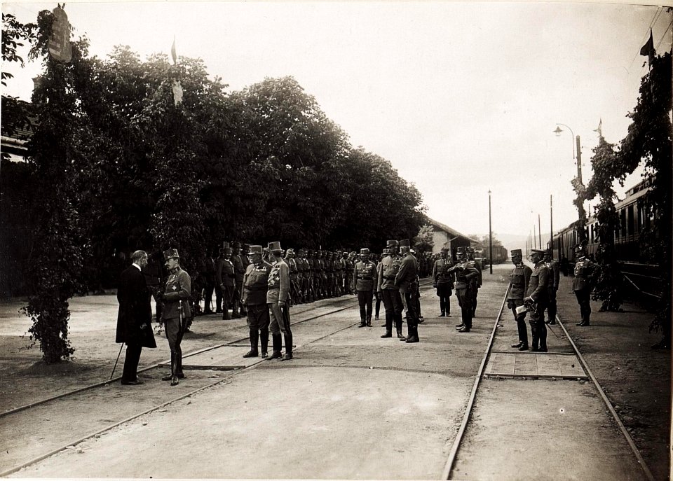 Karl I. besuchte in der Zeit vom 14.6. bis 18.6.1917 mehrere Stationen an der Südostfront. Am 17.6. war er in Bestereze (BildID 15565660)