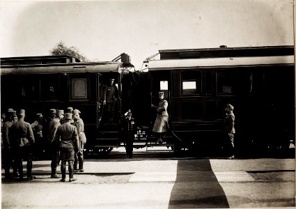 Karl I. in Galizien während der Gegenoffensive, die von Mitte Juli 1917 bis Anfang August andauerte. Hier trifft er am 22. Juli in Busk ein (BildID 15566298)