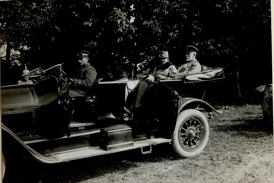 Karl I. mit dem deutschen Kommandeur der Südarmee Graf Felix von Bothmer, in Bursztyn. 16.9.1916 (BildID 15550734)