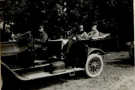 Karl I. mit dem deutschen Kommandeur der Südarmee Graf Felix von Bothmer, in Bursztyn. 16.9.1916 (BildID 15550734)