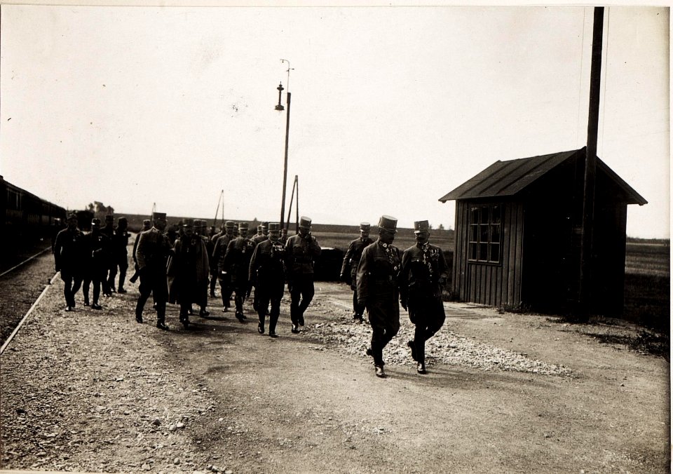 Karl I. überreicht Erzherzog Joseph das Militärverdienstkreuz I. Klasse am 24. Juni 1917, wahrscheinlich in Siebenbürgen (BildID 15566074)