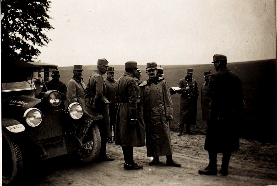 Karl I. beobachtet die Fortschritte der Gegenoffensive in Galizien, die von Mitte Juli bis Anfang August andauerte. Hier ist er am 23. Juli im Frontgebiet unterwegs. (BildID 15566347)