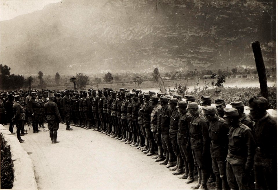 Karl I. bereiste am 26.6.1917 Südtirol. Hier ist er auf dem Feldflugahfen bei Pergine (BildID 15565864)
