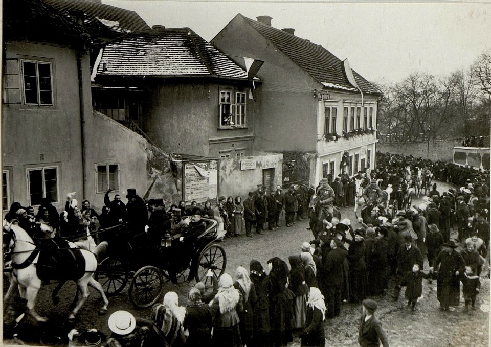 Karl I. in Brandeis, anlässlich seines Besuches des Lothringer Dragonerregiments am 26. März 1917 (BildID 15551561)
