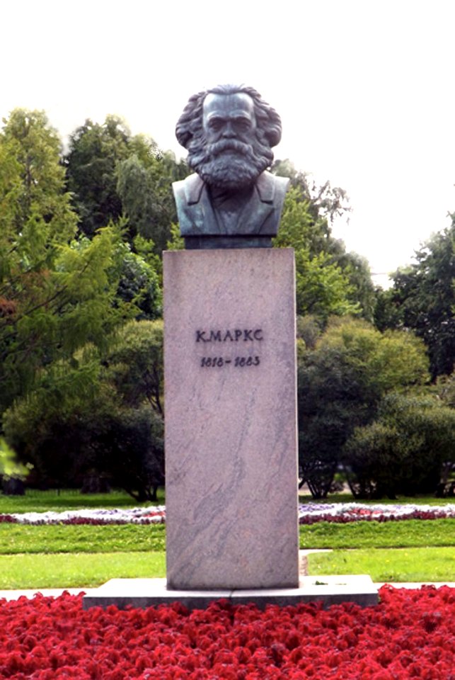 Karl Marx. Garden in front of Smolny. 2015