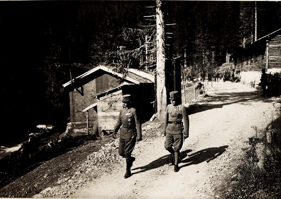 Karl I. während seines Besuchs in Südtirol am 26.6.1917 (BildID 15565772)