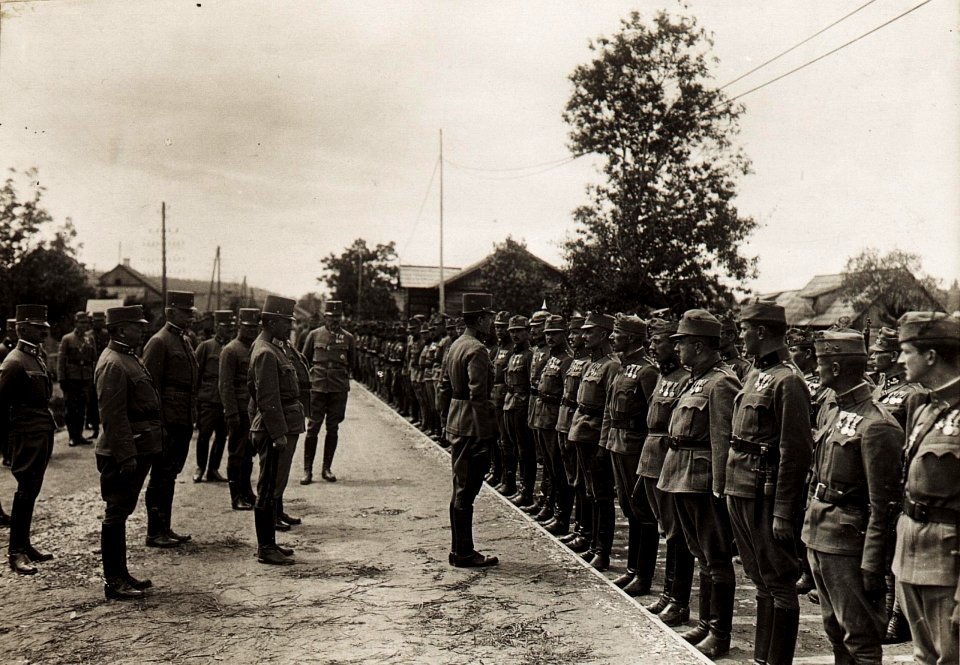 Karl I. besuchte zwischen dem 14.6.1917 und dem 18.6.1917 Stationen an der Südostfront. Am 17.6.1917 war er in Dorna Kandreny (BildID 15565681)