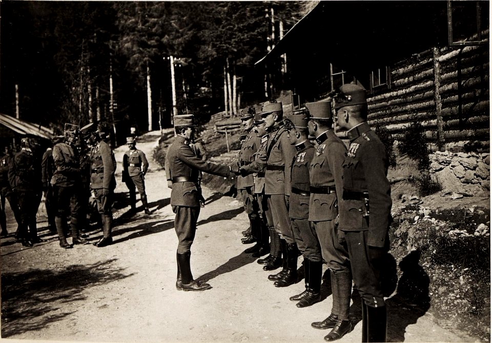 Karl I. während seines Besuchs in Südtirol am 26.6.1917 (BildID 15565779)