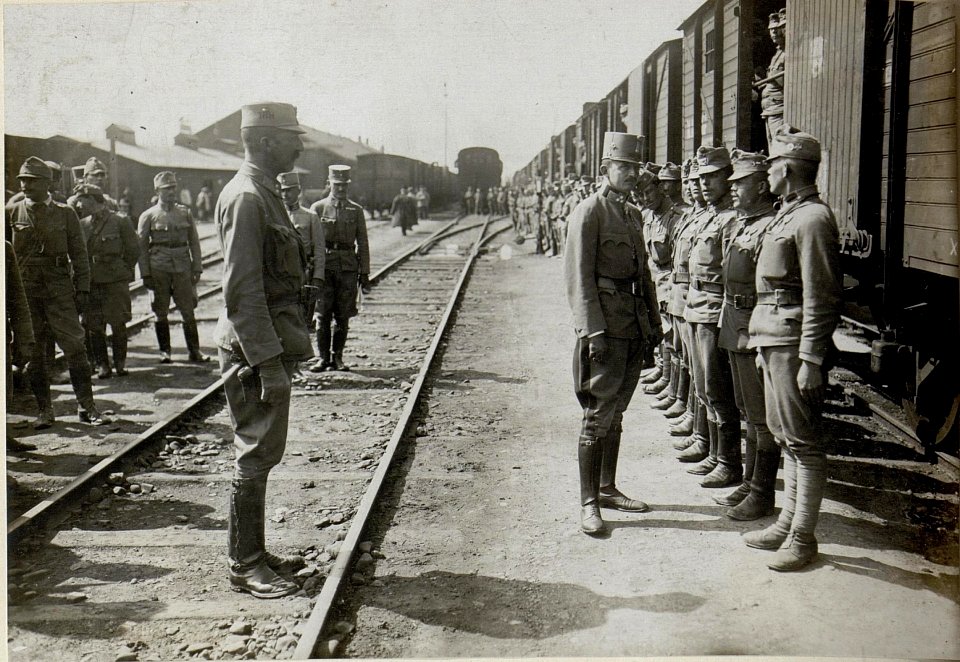 Karl inspiziert bei der Durchfahrt durch Stry die Schützen der 5. Division am Bahnhof am 30.8.1916 (BildID 15550027)