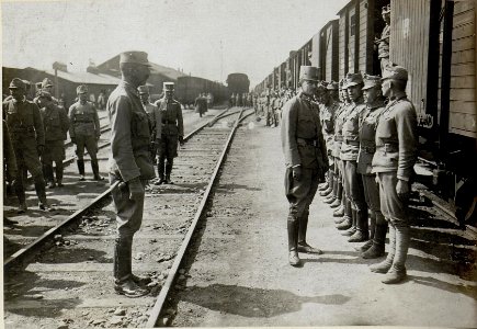 Karl inspiziert bei der Durchfahrt durch Stry die Schützen der 5. Division am Bahnhof am 30.8.1916 (BildID 15550027)