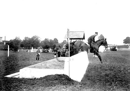 Kavallerie Leutnant Sulzer beim Ueberspringen des Pianos - CH-BAR - 3239764
