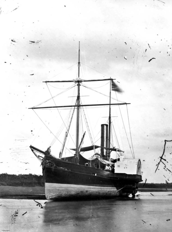 StateLibQld 1 137111 Paddle Steamer 'Kate' at Gladstone, ca. 1870