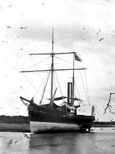 StateLibQld 1 137111 Paddle Steamer 'Kate' at Gladstone, ca. 1870
