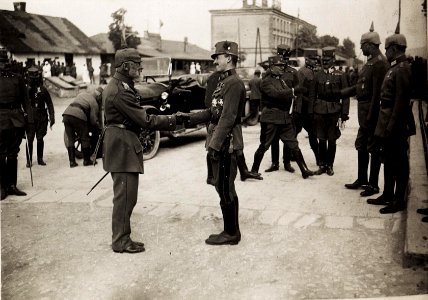 Karl I. in Galizien während der Gegenoffensive, die von Mitte Juli 1917 bis Anfang August andauerte. Begrüßung durch den Oberbefehlshaber Ost Leopold von Bayern (BildID 15566305)