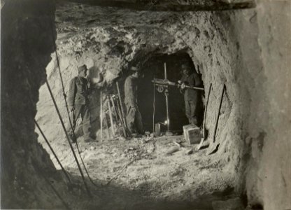 Kavernenbau am KAL- Rücken. Aufgenommen am 24. Juli 1916. (BildID 15478423)