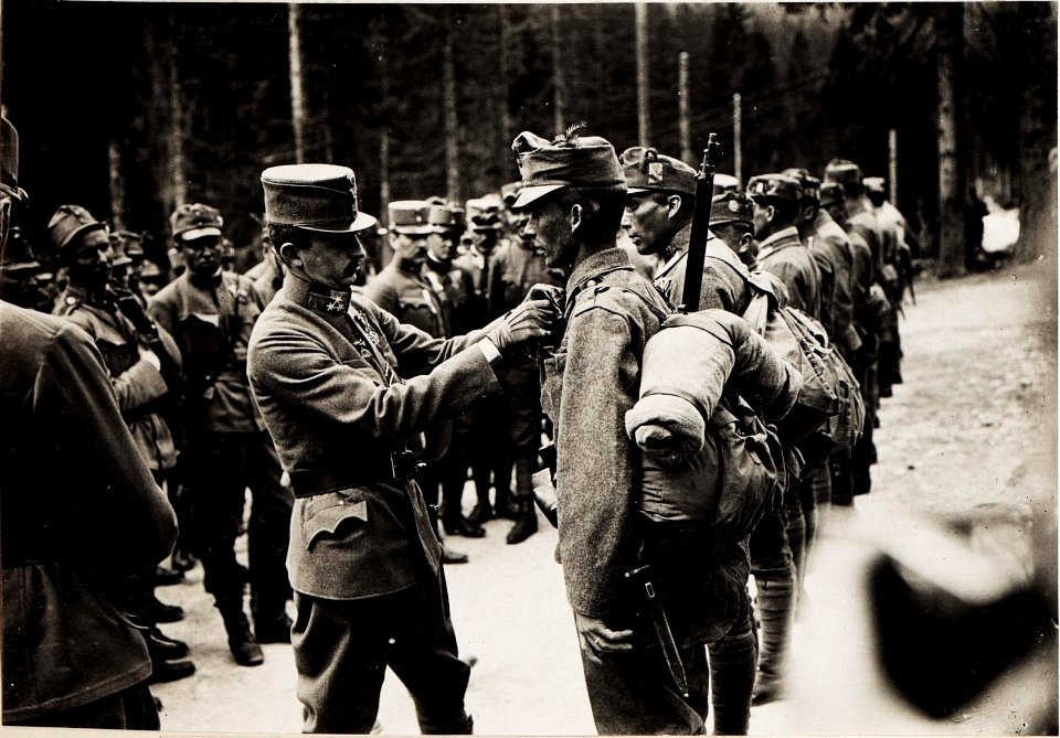 Karl I. während seines Besuchs in Südtirol am 26.6.1917 (BildID 15565737)