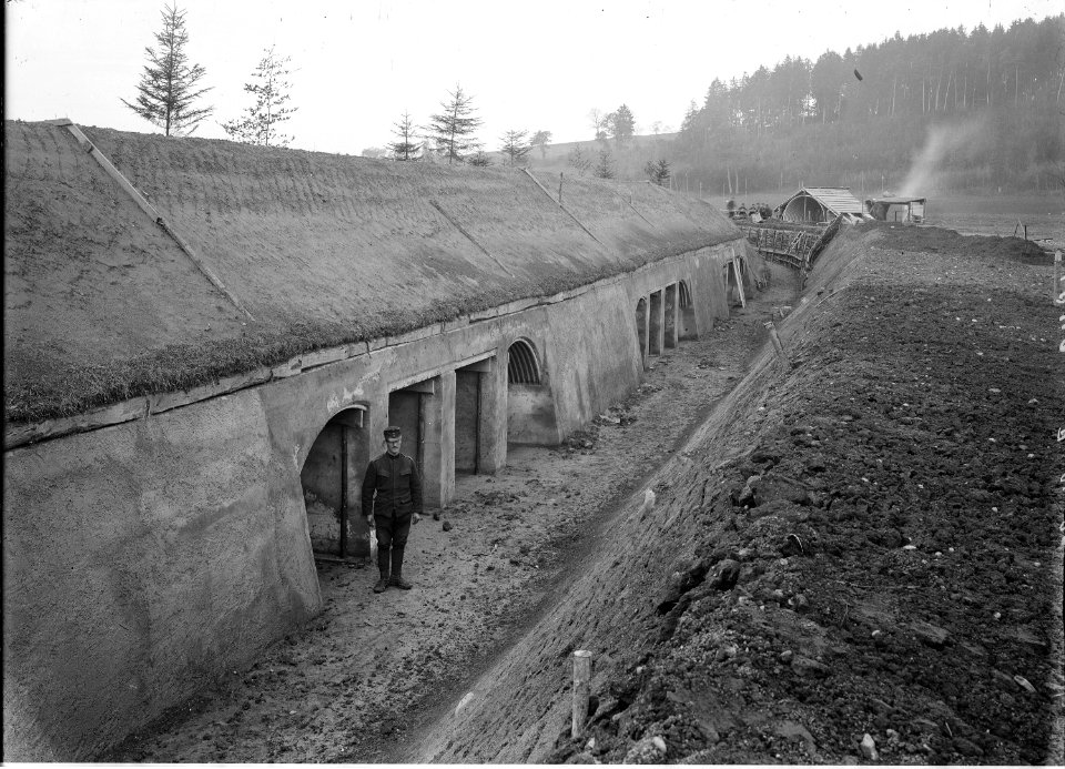 Kehlgraben mit betonierten Unterständen - CH-BAR - 3241866