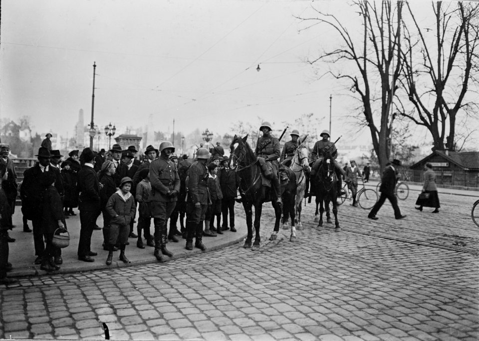 Kavallerie Patrouillen auf dem Kornhausplatz während des Landesstreiks - CH-BAR - 3241491
