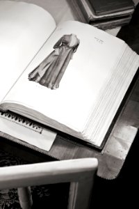 Katalogen uppslagen. Foto till boken: Ett sekel av dräkt och mode ur de Hallwylska samlingarna - Hallwylska museet - 89374 photo
