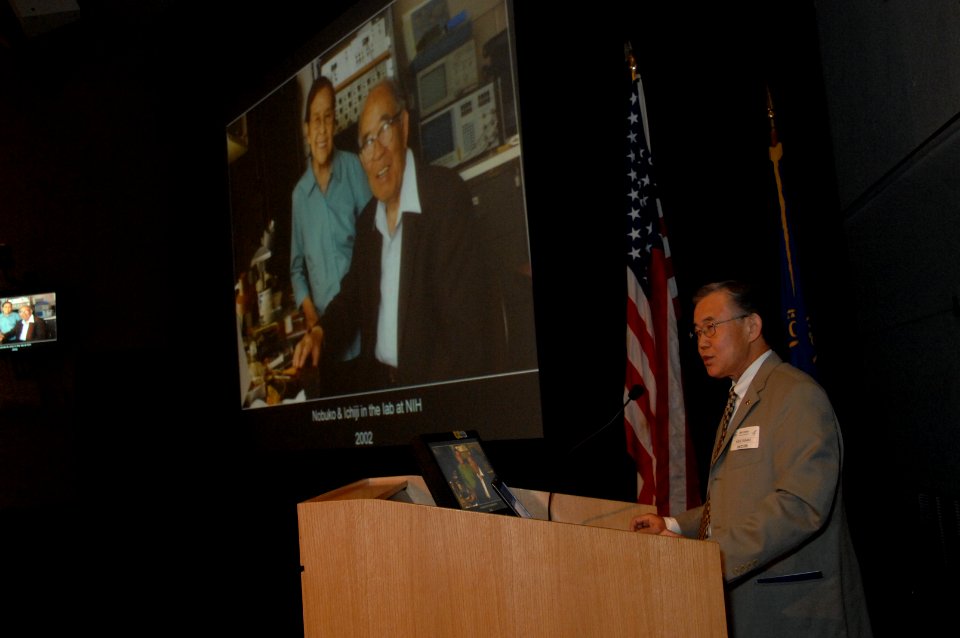 Keiji Tasaki honors father, Dr. Ichiji Takasi (1910-2009) (31913908770)
