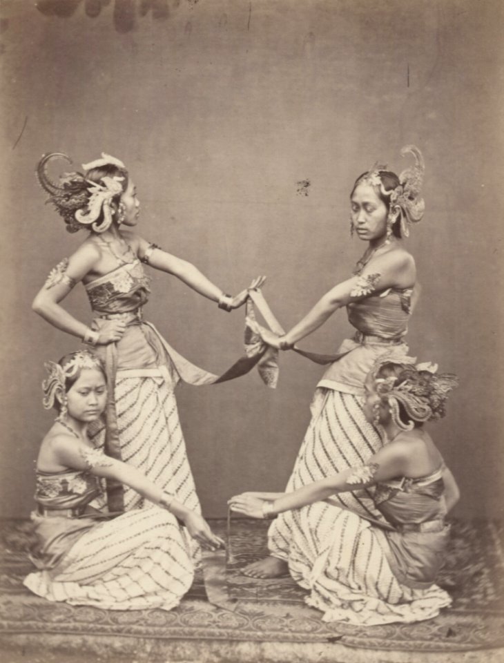 KITLV 115029 - Isidore van Kinsbergen - Serimpi female dancers of the Regent of Bandung - 1863-1865