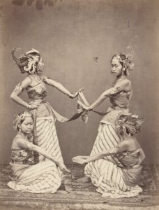 KITLV 115029 - Isidore van Kinsbergen - Serimpi female dancers of the Regent of Bandung - 1863-1865