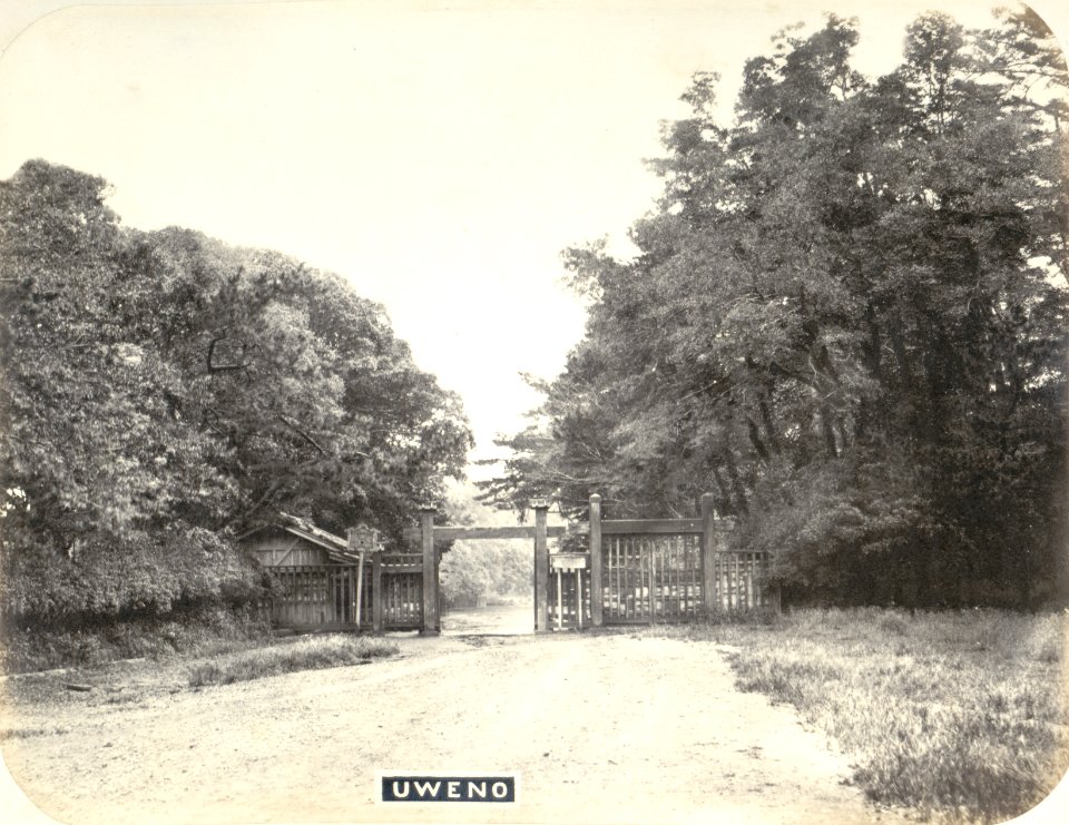 KITLV - 83053 - Gateway at Uweno, Japan - before 1880