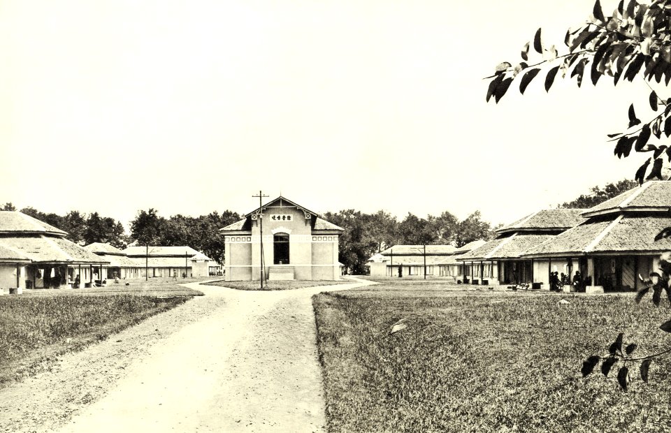 KITLV - 78296 - Kleingrothe, C.J. - Medan - Houses for coolies on the tobacco plantation of the Amsterdam Deli Company at Padang Bulan near Medan, Sumatra - circa 1900