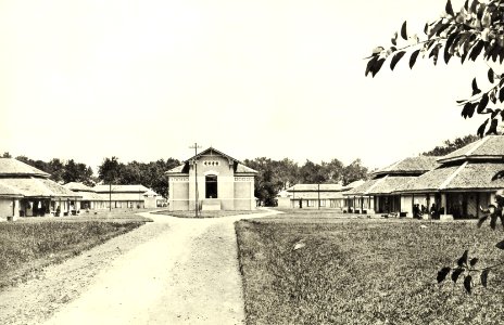 KITLV - 78296 - Kleingrothe, C.J. - Medan - Houses for coolies on the tobacco plantation of the Amsterdam Deli Company at Padang Bulan near Medan, Sumatra - circa 1900