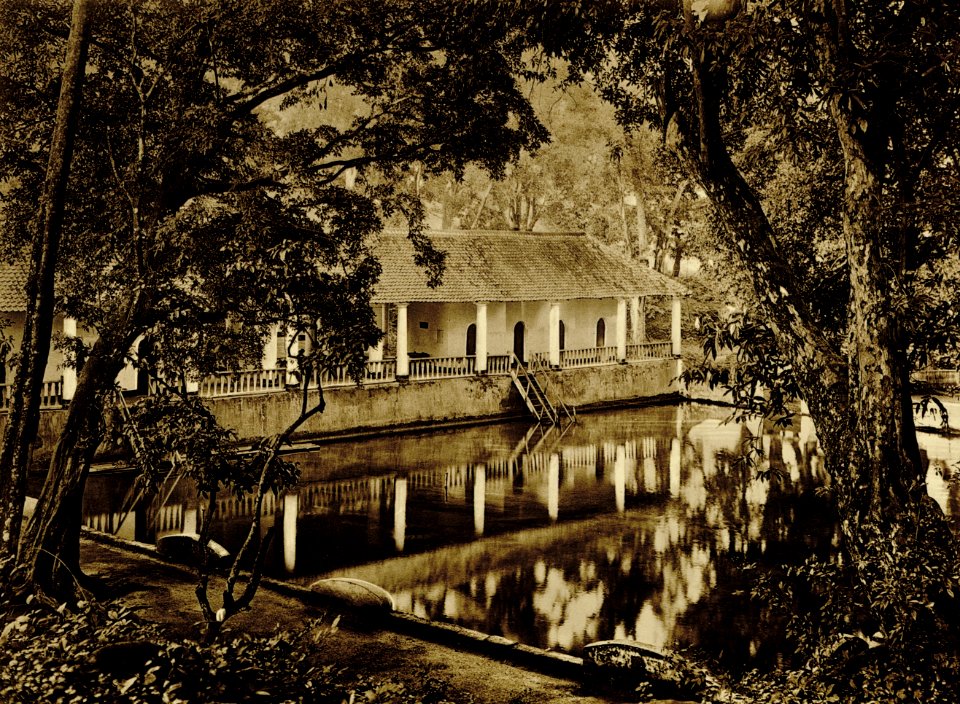 KITLV - 75194 - Kurkdjian, Fotograaf George P. Lewis, aldaar werkzaam - Sourabaya, Java - Seaside resort het Blauwe Water (Blue Water) at Pasuruan - circa 1920