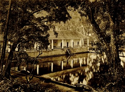 KITLV - 75194 - Kurkdjian, Fotograaf George P. Lewis, aldaar werkzaam - Sourabaya, Java - Seaside resort het Blauwe Water (Blue Water) at Pasuruan - circa 1920